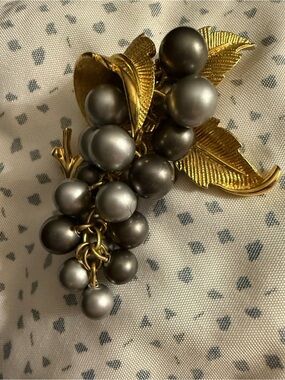 Vintage Signed Boucher Gold Tone Grape Cluster Brooch 1960-70’s Cha Cha Dangle